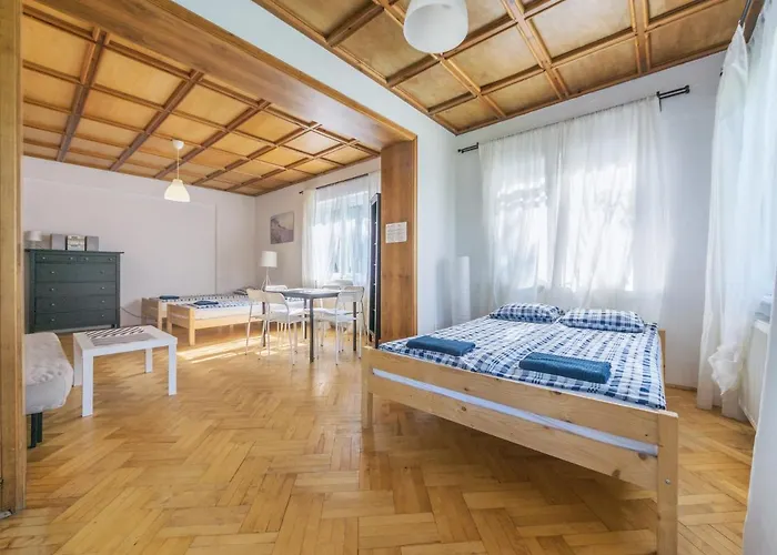 House Managers - Vintage Hostel *