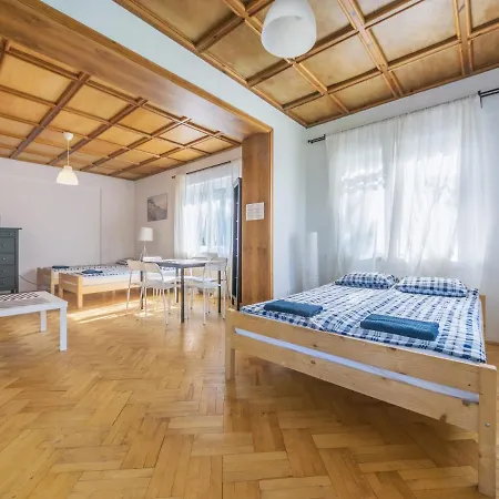House Managers - Vintage Hostel *