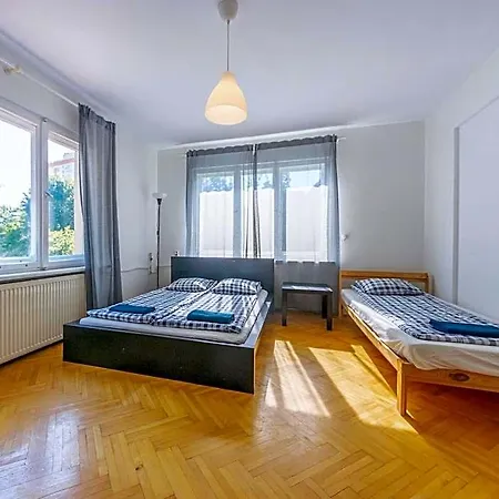 House Managers - Vintage Hostel *